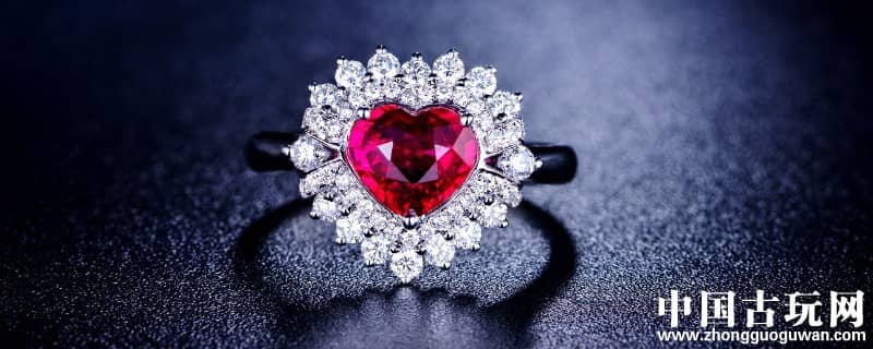 女人戴红宝石戒指寓意
