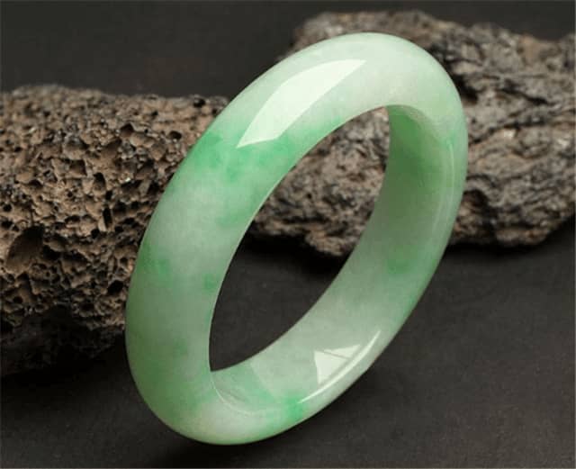 翡翠手镯可以一个手戴一个吗？这种戴法很早就出现了！