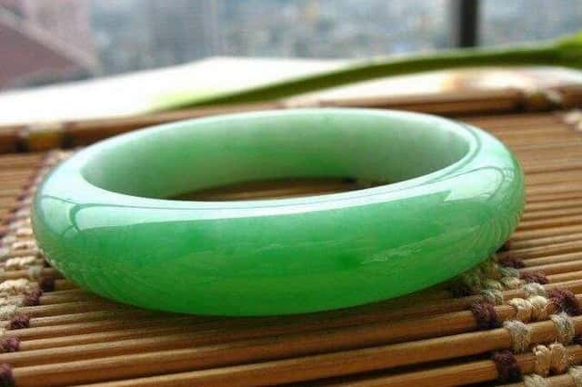 冰糯种阳绿翡翠手镯