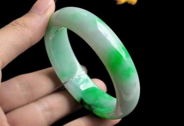 白底青翡翠手镯