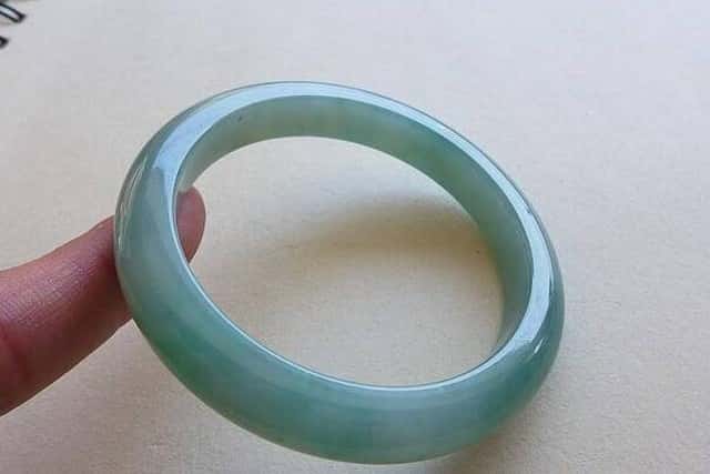 冰糯种蓝水翡翠手镯