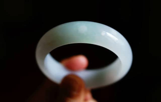 在哪买翡翠玉手镯靠谱？看完这篇文章你就明白了！