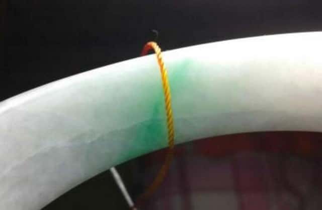 翡翠手镯的横裂纹