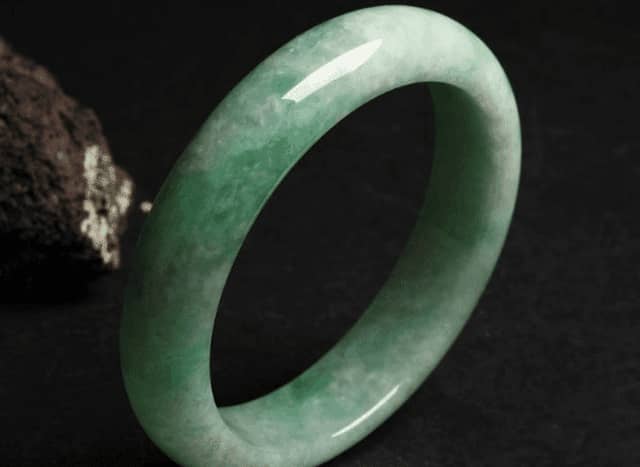 豆绿翡翠手镯适合年轻人吗？它的优势在哪里？