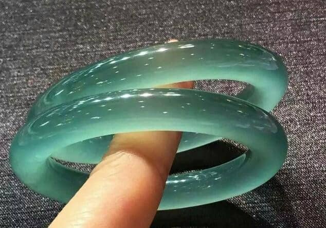 龙石种翡翠手镯 龙石种翡翠手镯