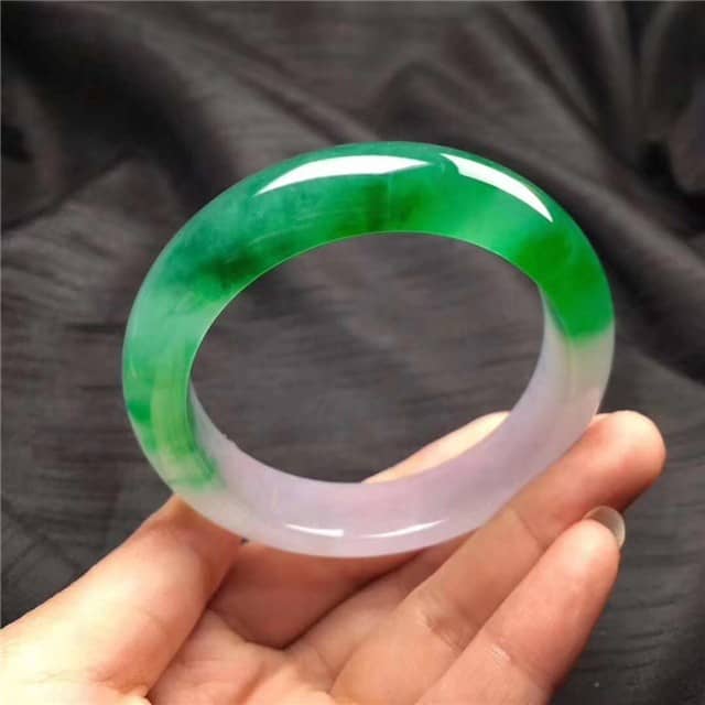 翡翠的种、水、地哪个更加重要?点击查看行家来告诉你!