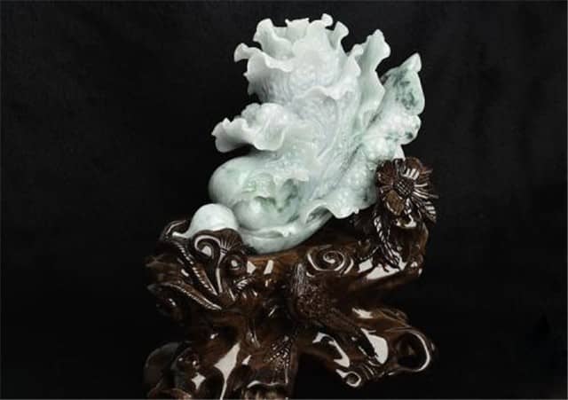 翡翠白菜摆件价格高吗？讲一讲它有什么寓意！