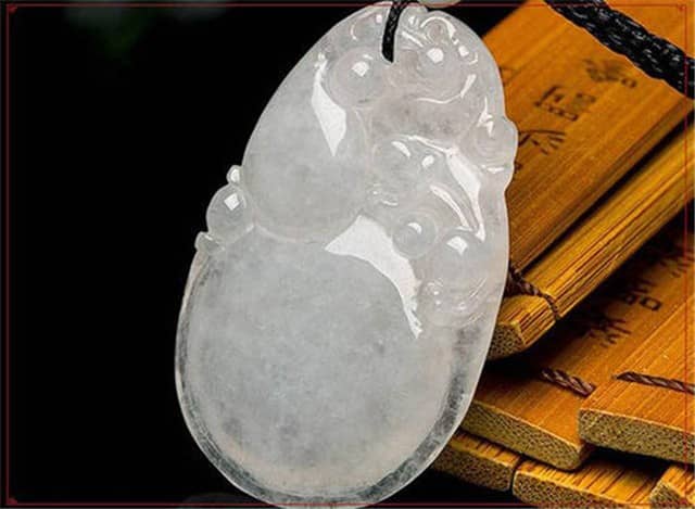 什么是冰糯种翡翠？扒一扒影响价格的因素有哪些！