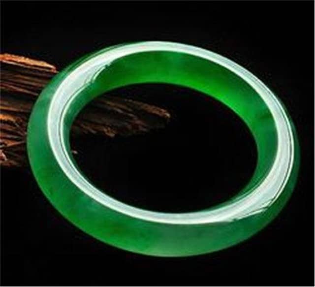 什么样的翡翠手镯最为合适呢？你想知道的都在这里了！