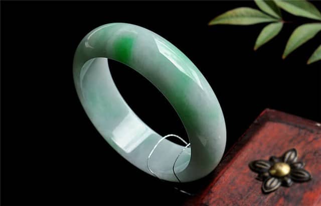 假玉镯戴久了会怎么样？我们不能小看它的危害！
