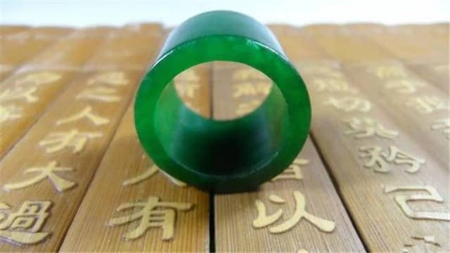 翡翠扳指价格高吗?讲一讲翡翠扳指的小知识!(上)