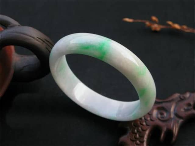 了解这些因素，教你挑选优质白底青翡翠！
