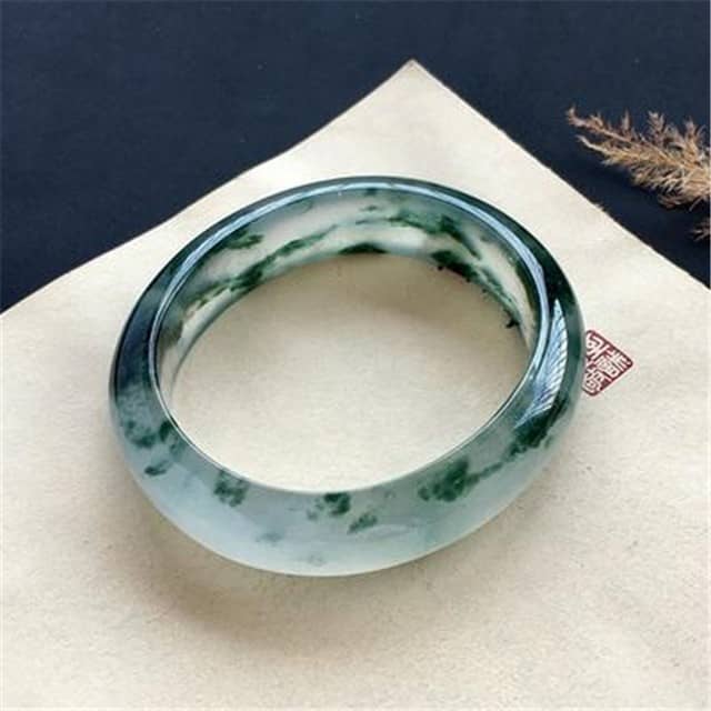 如何挑选翡翠飘花手镯？看个人喜欢即可！