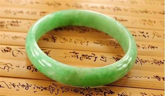 假玉镯对身体有害吗？行家教你如何鉴别它！