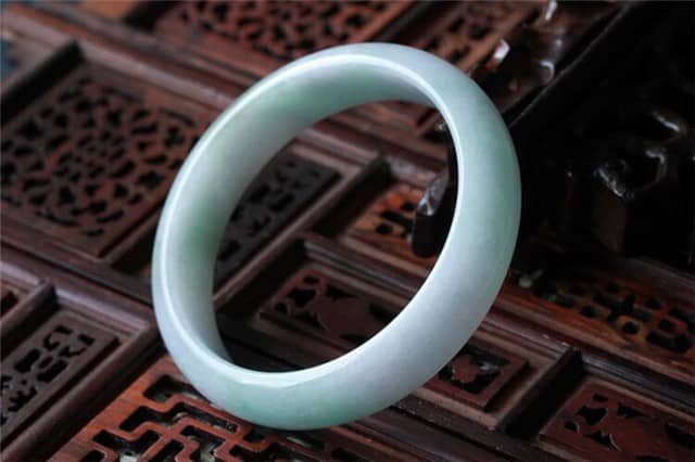 按照颜色来划分，翡翠手镯的分类是怎样的！