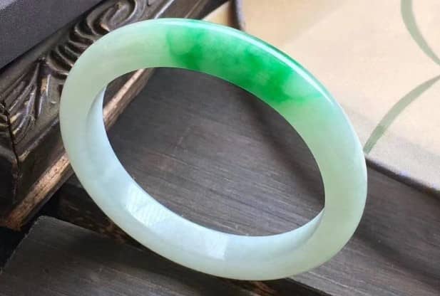 翡翠手镯最便宜多少钱？A货翡翠手镯有的也特别便宜