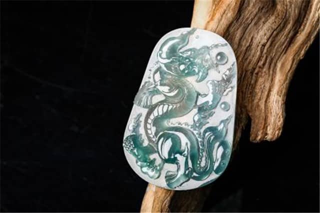 翡翠龙牌适合什么人佩戴?它的寓意你知道吗?