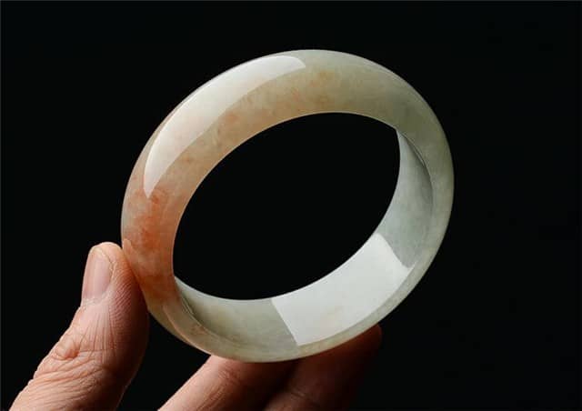 红色的翡翠手镯是真的吗?它的价格高不高!