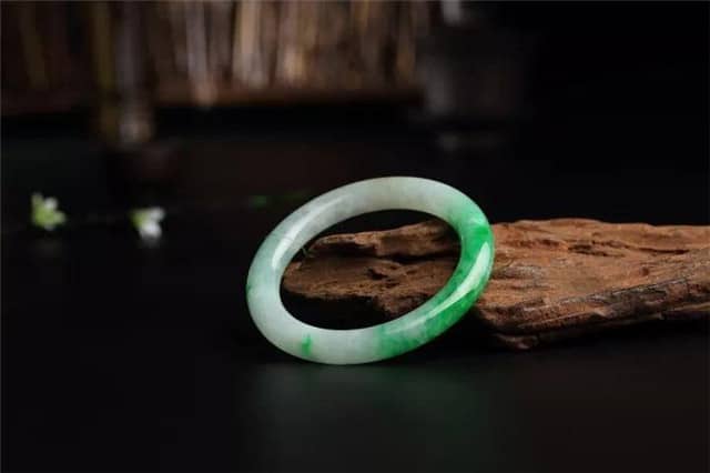 翡翠手镯戴在哪只手好？它的注意事项是什么？