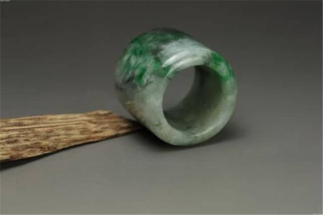 翠友们了解翡翠扳指吗?扒一扒影响它价格的因素是什么!