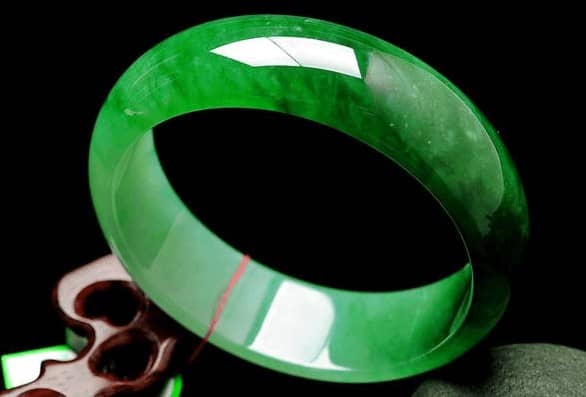 翡翠手镯戴在哪只手好?可靠的做法是这样......