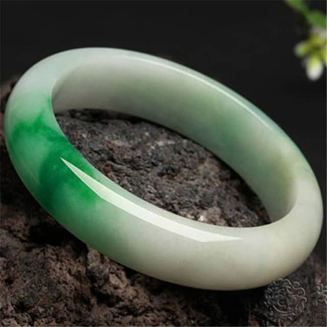 冰种翡翠和冰糯种翡翠有什么不同？我们一起来认真观察！