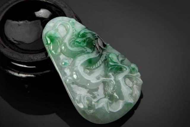 翡翠龙牌挂件
