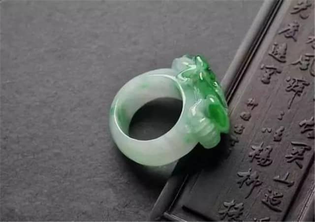翡翠最不起眼的单品是什么？那就是翡翠指环莫属了！