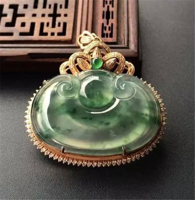 翡翠如意价格是多少？讲一讲如何鉴别它的好坏！