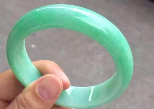 满绿A货翡翠手镯