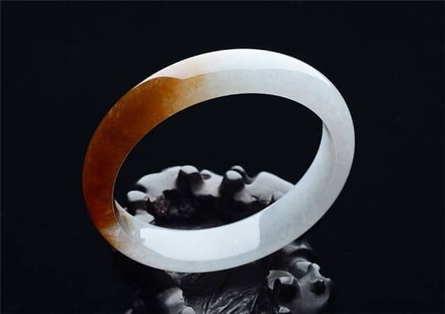 翡翠手镯不戴怎么保养？别等“水”干才后悔！