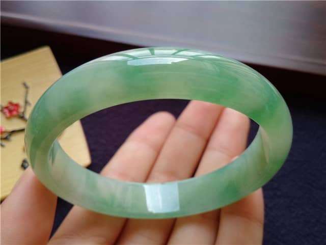翡翠手镯什么颜色好？带你了解它的美!