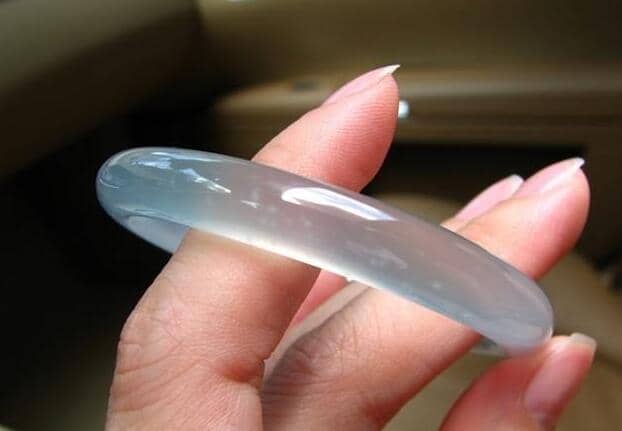 洗澡的情况下不能佩戴翡翠手镯，还有什么情况下不能佩戴翡翠？