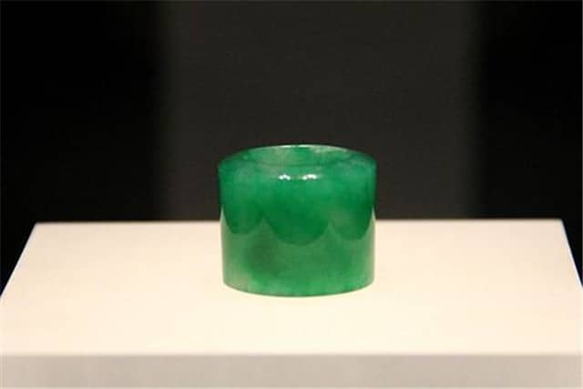 翡翠扳指多少钱?让我一一为你解析!