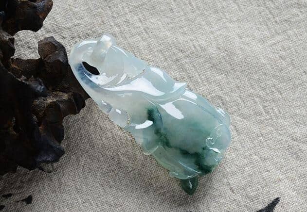 冰飘花玉兰翡翠吊坠