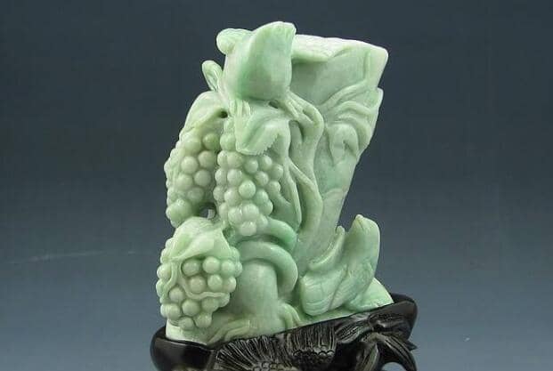 豆绿翡翠摆件 豆绿翡翠摆件