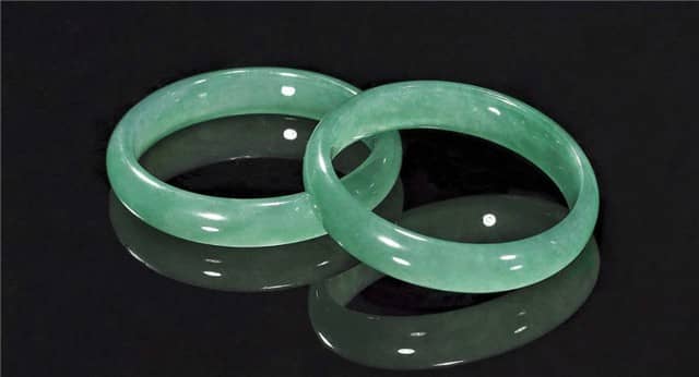 如何鉴别翡翠手镯真假？最好记住这“三不买”原则！