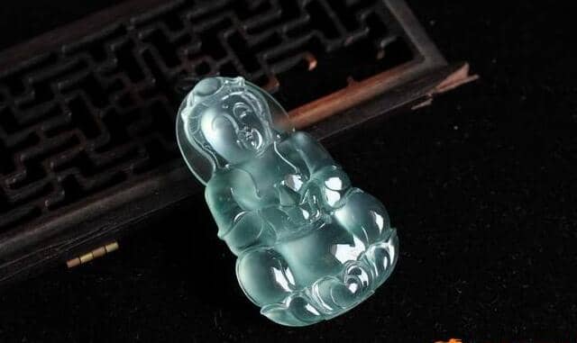 玻璃种荧光翡翠观音