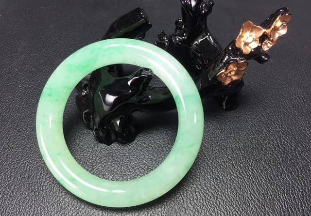 翡翠手镯应该要怎么挑选   教你怎么挑选好的翡翠手镯