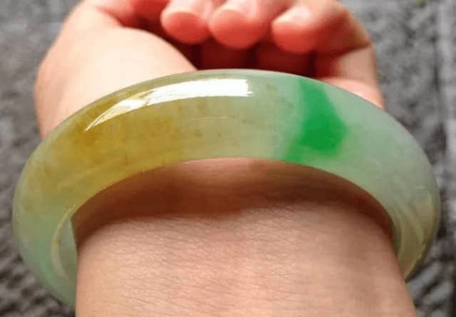 品质决定价格，糯种黄加绿翡翠手镯价格高吗？