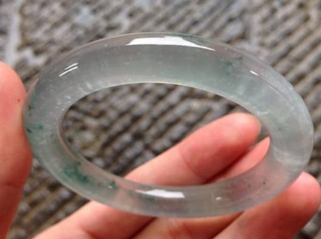 听说玻璃种翡翠价格都很高，究竟是不是真的？