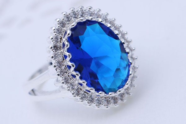 蓝水晶是什么-蓝水晶的功效与作用