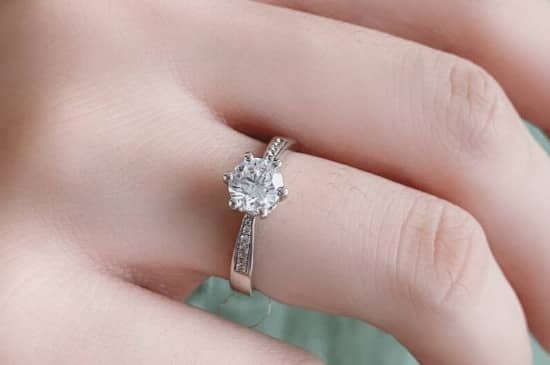 钻戒为什么不选带碎钻的