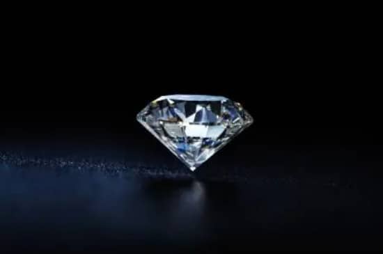 灯光下分辨真假钻石