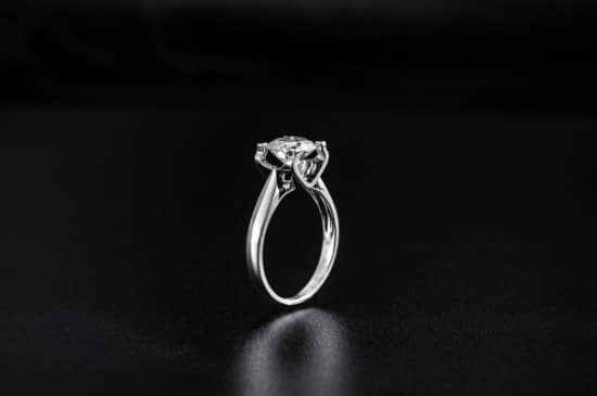 钻戒的钻石掉了咋处理