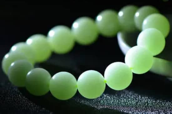 手串上的夜光珠有害吗