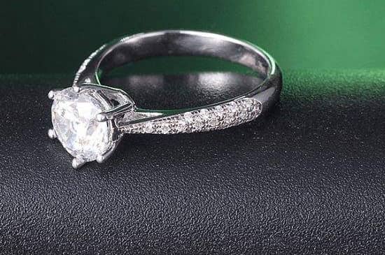 莫桑钻戴久了会不会变不亮了