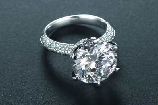 dr钻戒是莫桑钻还是真钻石