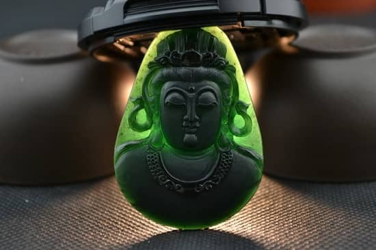 和田玉墨玉打灯不透是真玉吗