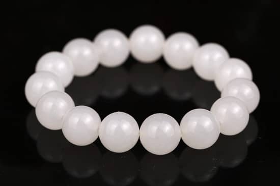 和田玉上有黑点是怎么回事